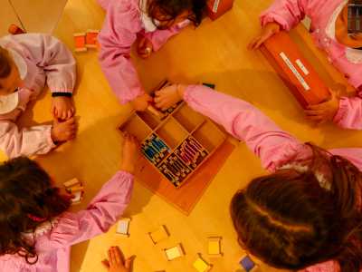 Vediamo quindi Asia, Rebecca e Francesca posizionare dei legnetti in ordine di gradazione di colore...